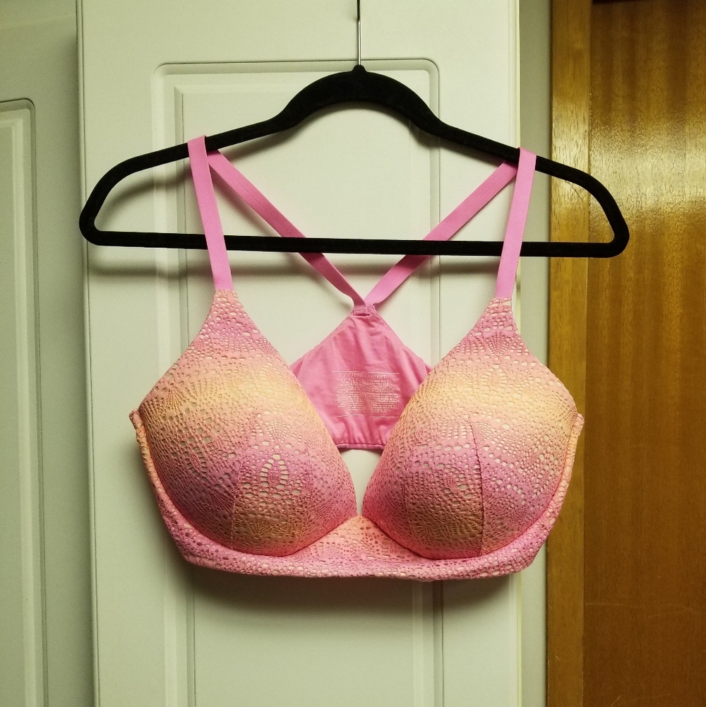 🍁🌺💮Victoria's Secret Body by Victoria lightly lined plunge racerback bra